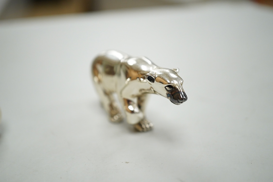 Two modern Italian silver miniature model polar bears, one seated, one en passant, both with British hallmarks for CJI, London, 2001, tallest 35mm.
